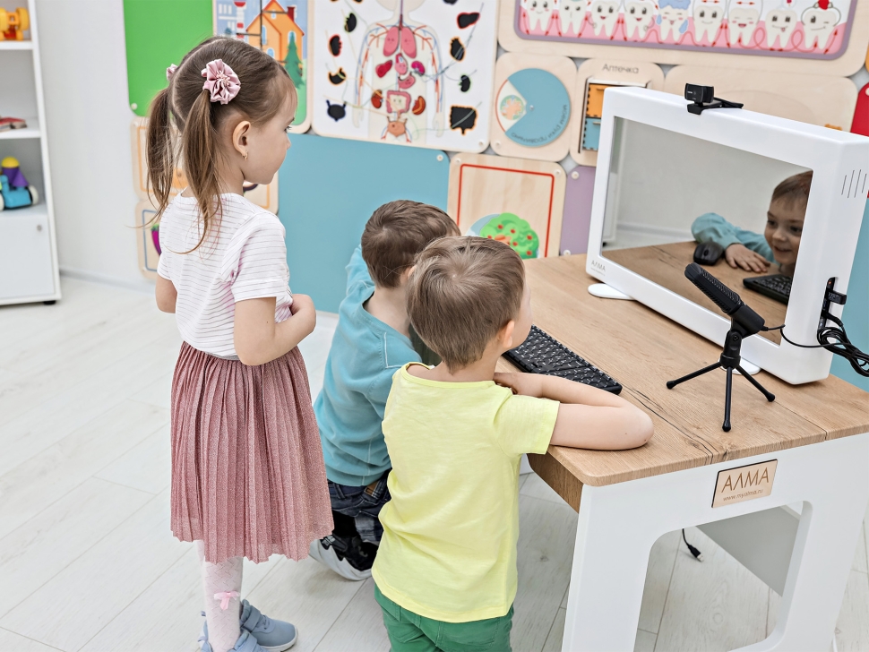 картинка Умное зеркало Логопеда «Зазеркалье» со встроенным ПК и сенсорным экраном от магазина снабжение школ