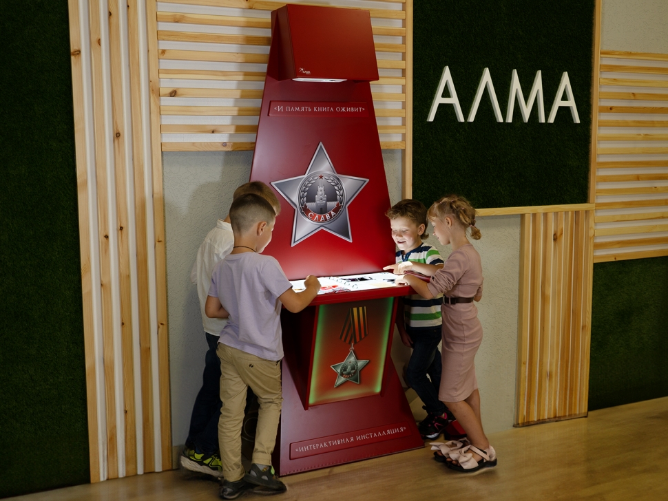 картинка Интерактивная проекционная книга "Страницы памяти" - инсталляция в военно-патриотическом оформлении. от магазина снабжение школ