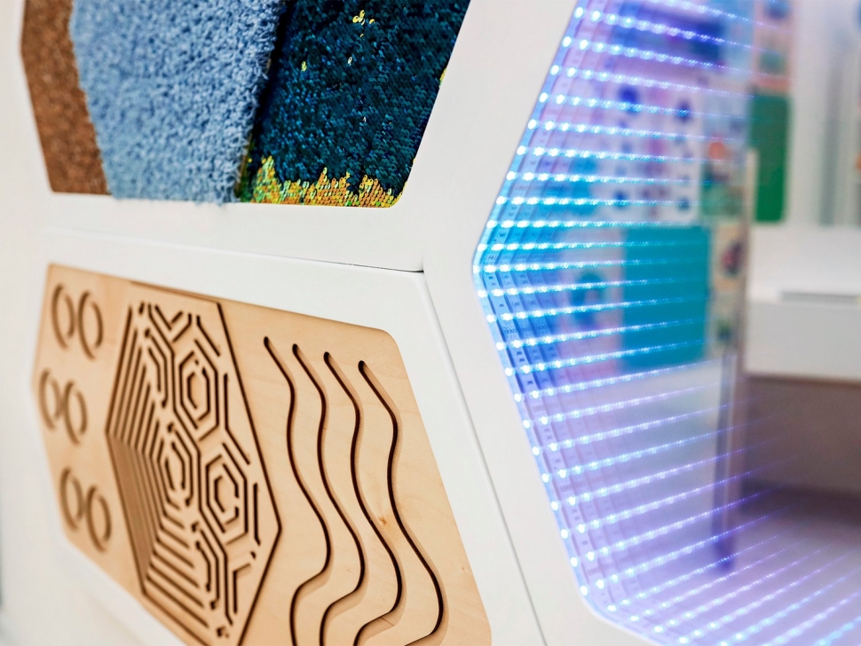 картинка Декоративная тактильная панель - «Рельефные многоугольные формы» от магазина снабжение школ